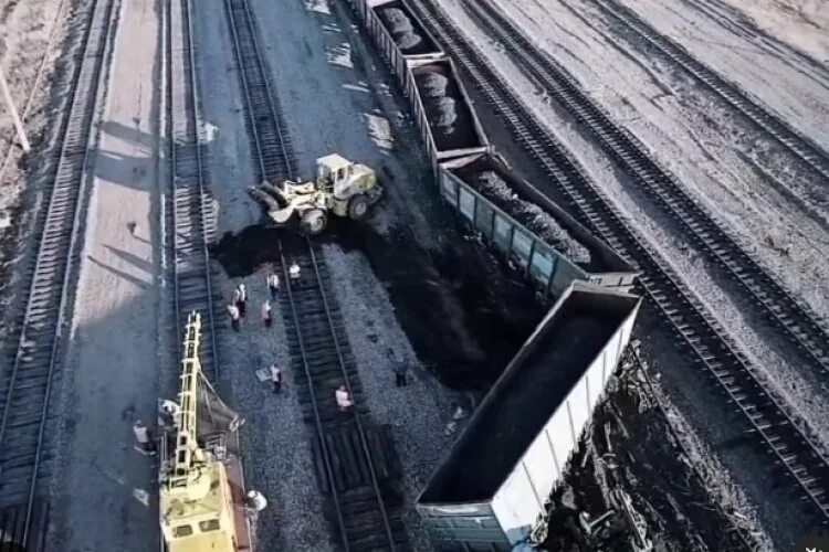 8 вагонов сошли с рельсов
