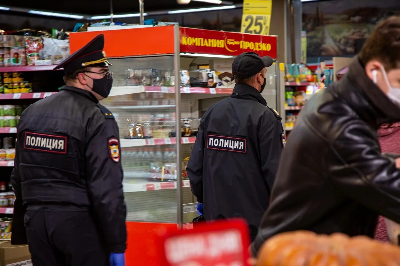 Без маски в магазине. Полицейские в продуктовом магазине. Полиция в магазине. Продавец в магазине без маски.