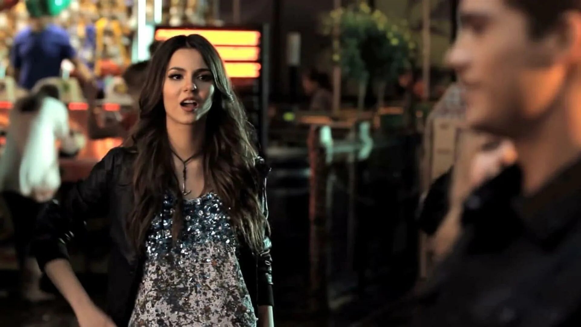 Makima on her knees. Beggin on her knees to be popular. A person sitting on their knees. Просить прощения на колента. Beggin песня.