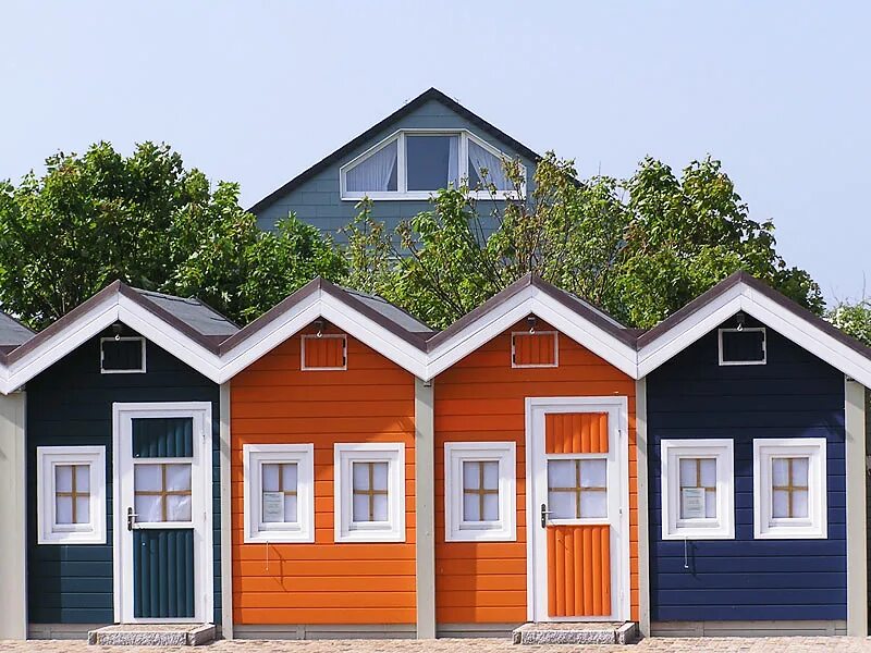 Покрасить дом на даче цвета. Цвета домов. Цвета фасадов деревянных домов. Цвет фасада деревянного дома. Покраска фасада деревянного дома.