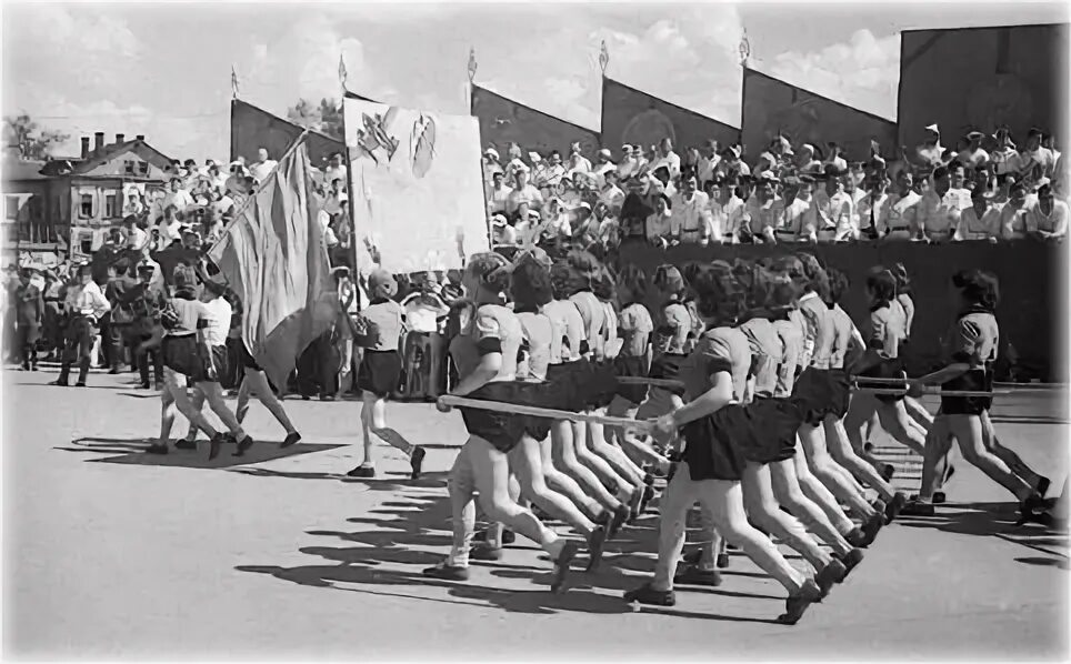 Спорт в послевоенное время. Парад физкультурников 1946. «Первая Всесоюзная спартакиада» Москва 1928 теннис. День физкультурника 1939. Спартакиада СССР 1928.