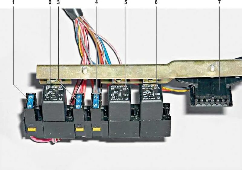 Расположение реле бензонасоса. Реле бензонасоса ВАЗ 2107. Блок реле бензонасоса ВАЗ 2114. Предохранитель бензонасоса 2107 инжектор. Предохранитель бензонасоса ВАЗ 2107.
