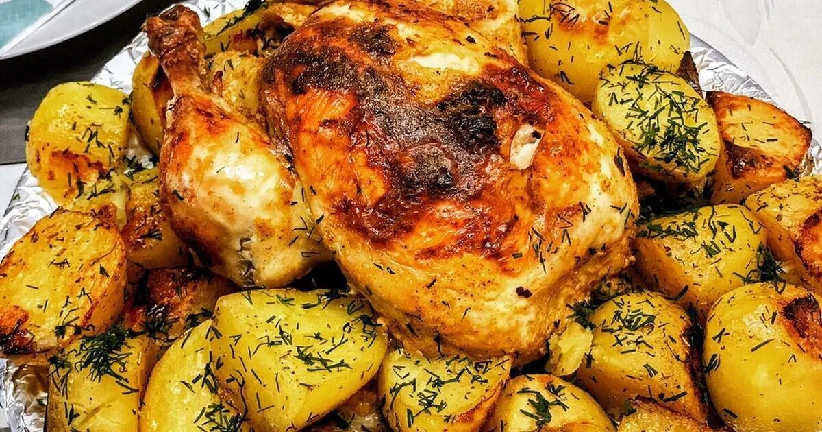 Цыпленок с картошкой в духовке рецепт. Курица с картошкой в духовке. Курица запечённая в духовке с картофелем. Сочная картошка. Сочная Курочка с картошкой в духовке.