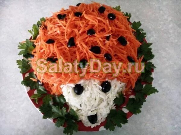 Салат ежик с корейской морковкой и курицей. Украшение салата ежик. салат ёжик с корейской морковкой. салат ёжик с копченой курицей и корейской. салат ёжик с копченой курицей.