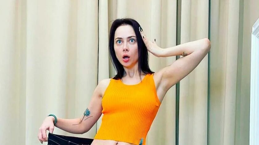 Самбурская универ. Самбурская поет шансон. Самбурская песня непочатая рюмка. Настасья самбурская ножки универ. Настя самбурская сигаретка.