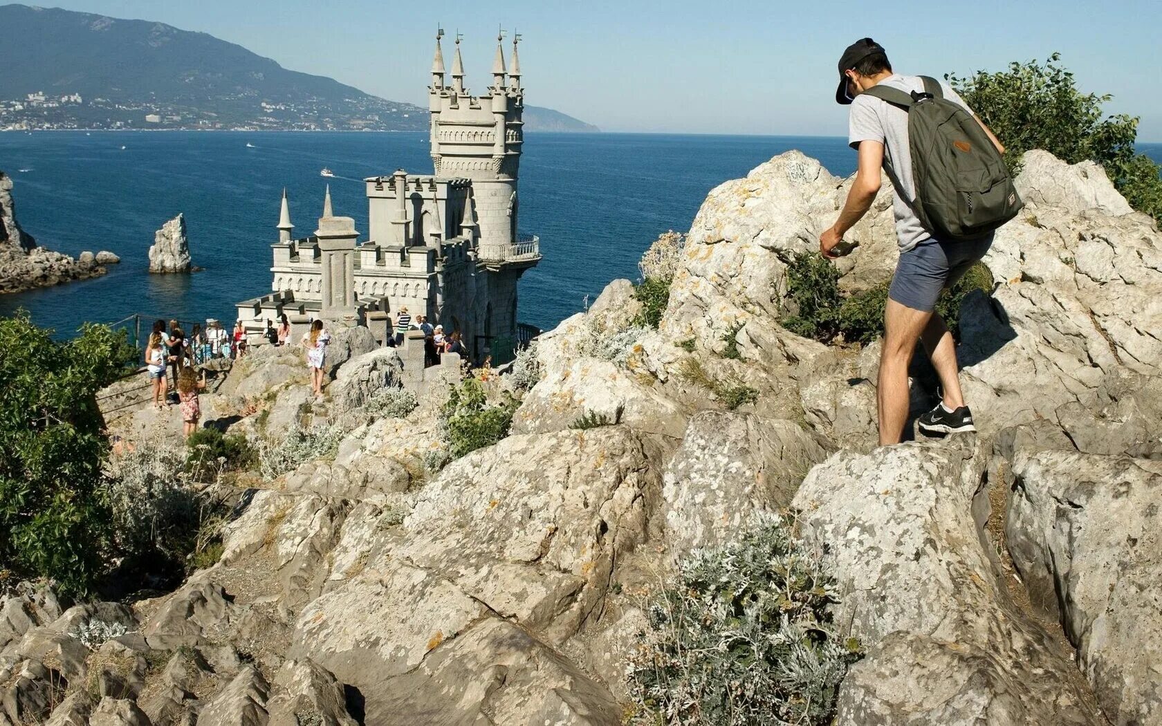 Походы к морю россия. Замок Ласточкино гнездо. Крым Ялта Ласточкино гнездо. Замок Ласточкино гнездо в Крыму. Ласточкино гнездо туристы.