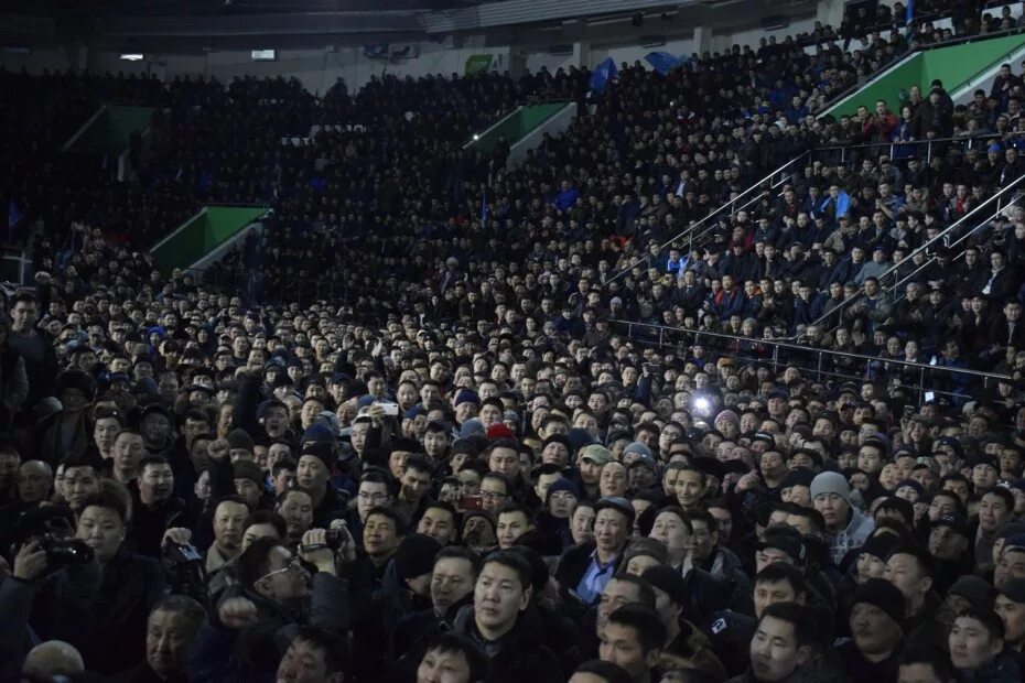 Беспорядки в якутии сегодня. Митинг триумф якутск. якутия против мигрантов. митинг против киргизов в якутске. межэтнические столкновения в якутии.