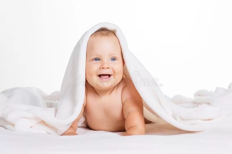 Себя после купания 8 букв. Младенец на полотенце лежит. Новорожденный лежит на полотенце. Лицо младенца под полотенцем. Малыш под полотенцем реклама.