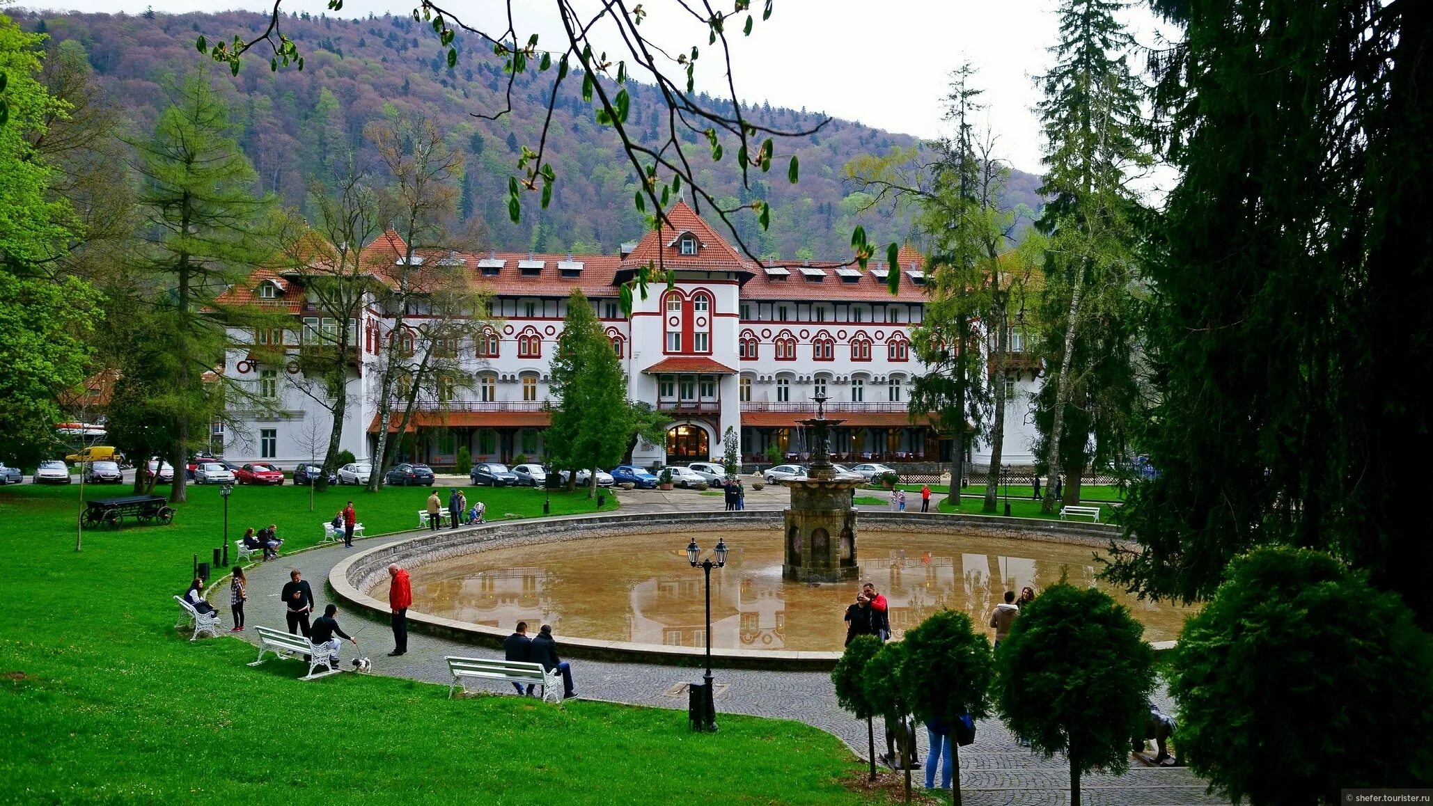 Город в румынии 5. Sinaia Румыния. Румыния Синая парк. Деревня Синая Румыния. Каштаны Синая Румыния.