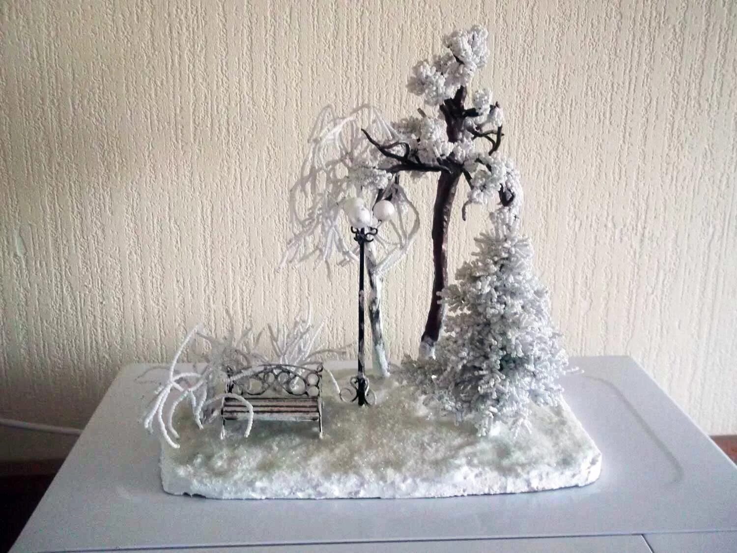 зимняя композиция в садик. поделки на новый год в детский сад. поделки на тему зима. зимняя композиция. зимнее дерево из бисера.