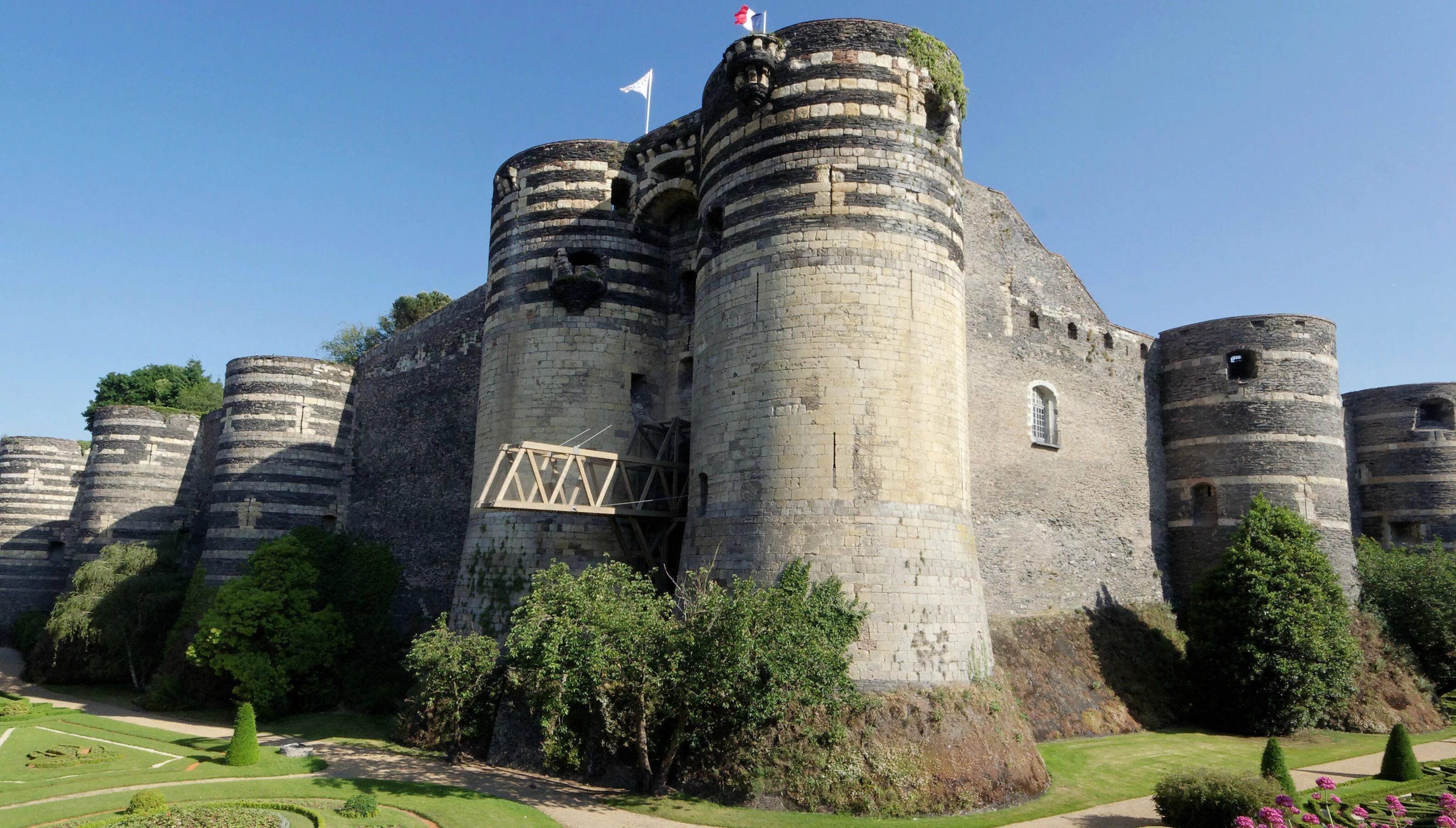 Анже. Замок Анжер Франция. Анжерский замок Анже. Замки Луары Анже. Анжуйский замок во Франции.