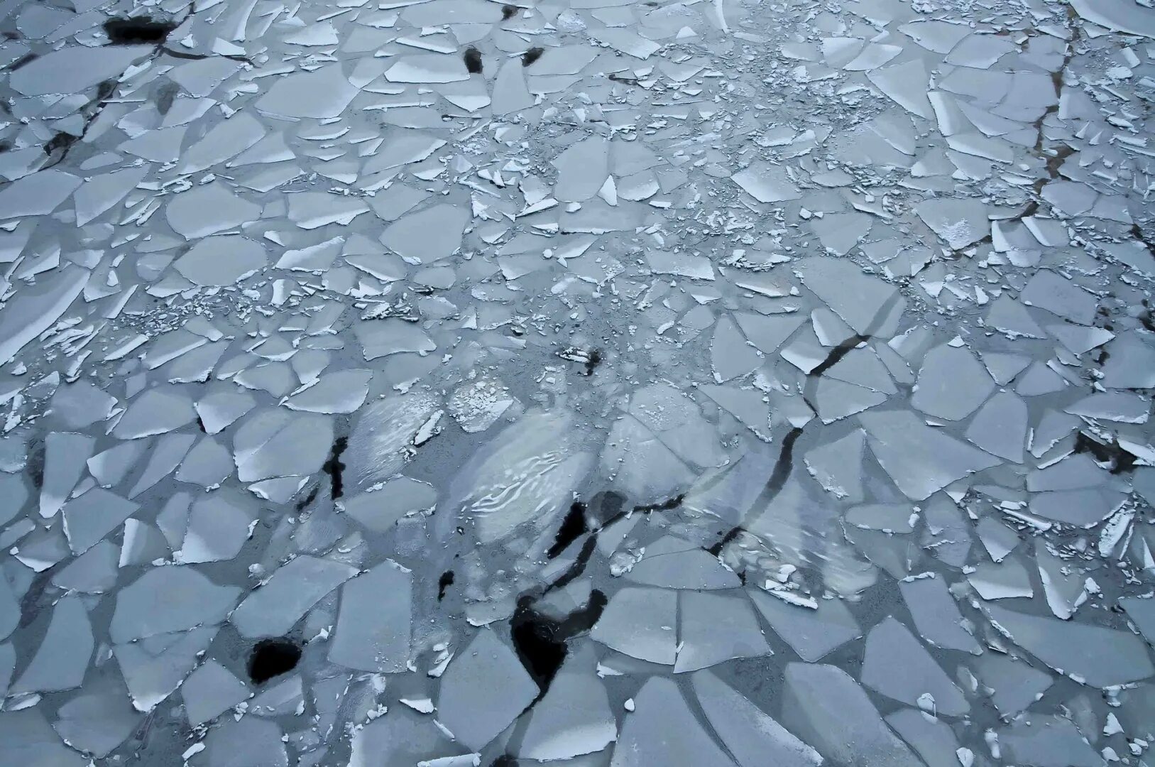 Лед. Кусок льда. Поверхность льда. Треснувший лед. Кусочки льда на реке