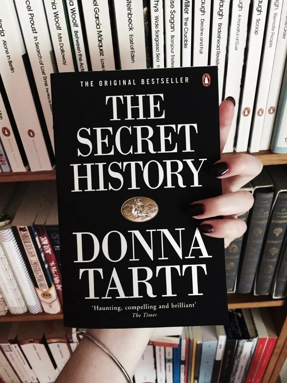 Donna tartt the secret history обложка. Тартт донна. Donna tartt the secret history aesthetic. Книга секретная история. Тайная история донна тартт книга.