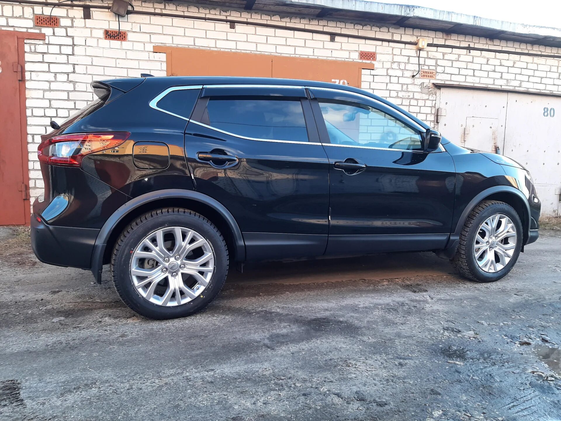 Диски ниссан кашкай j10 r17 разболтовка. Nissan qashqai 2021 серебристый le top. R18 диски на qashqai j10. Ниссан джук колеса r17 215 55. Ниссан кашкай кузов j11.