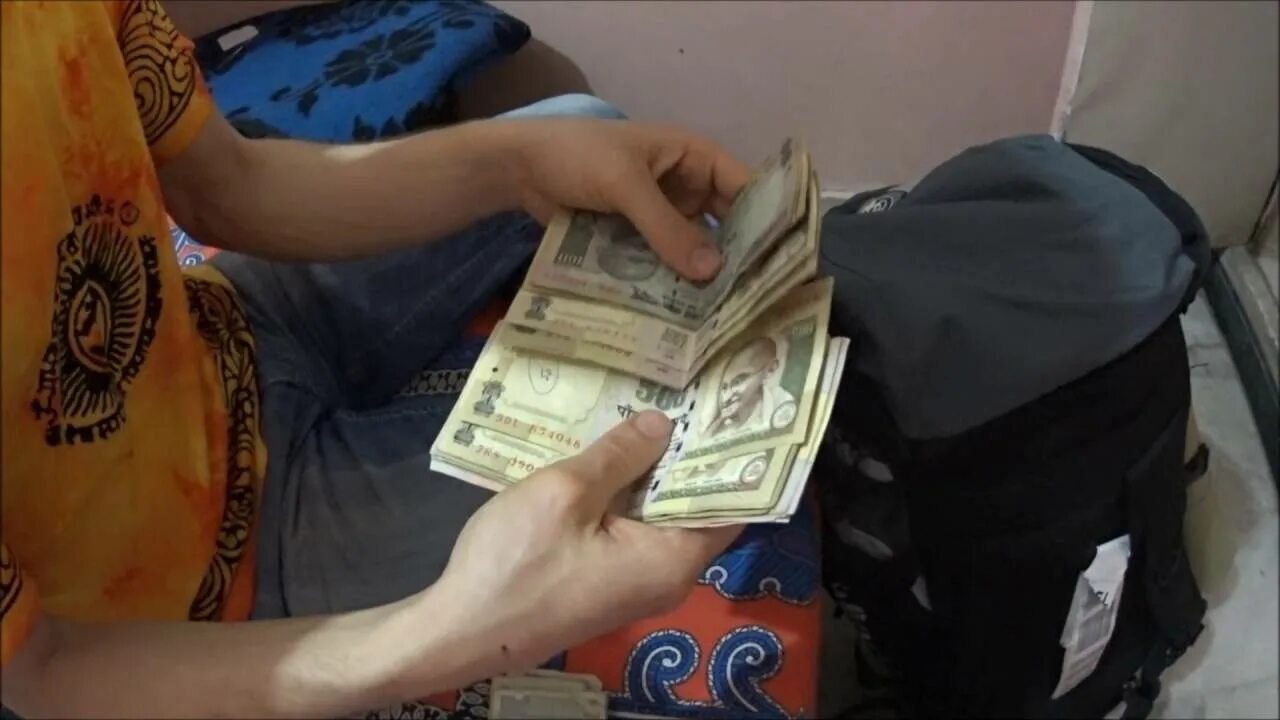 Как отправить деньги в индию. Индийские деньги в руке. как выглядят индийские деньги. зарплаты в индии. много индийских денег.