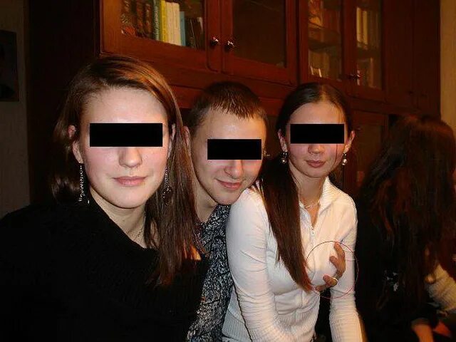 девочки подростки садятся на. девочка и мальчик занимаются. девочек подростков тискают. девушка села на подростка. подростки лапаю девочек в подъезде.