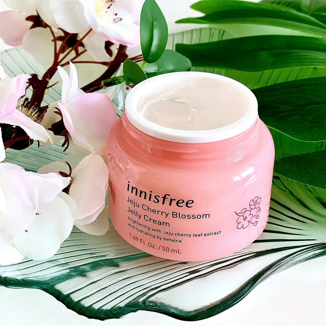 Корейские крема 50 лучшие. Innisfree Jeju Cherry Blossom. Innisfree Cherry Blossom Cream. Корейский крем Innisfree. Cherry Blossom Корея крем.