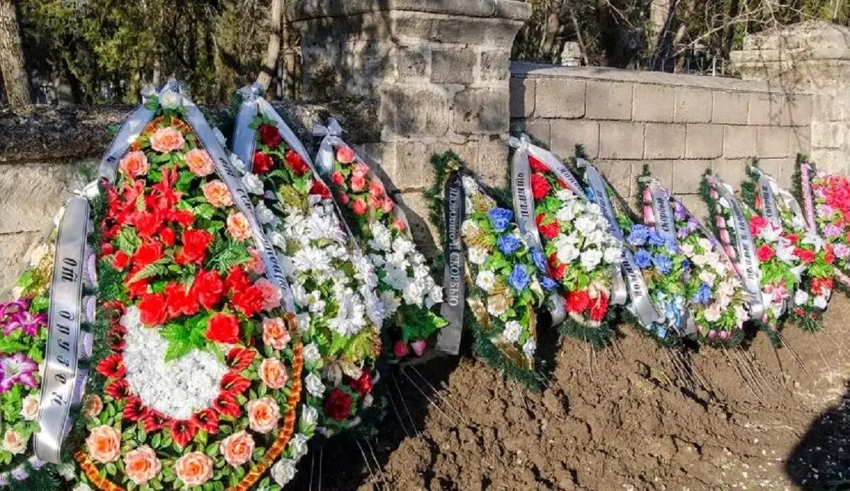 Когда убирать венки с могилы на кладбище. Могила счывну Януковича на Братском кладбище в Севастополе. Венок на могилу. Венки на могилу. Венок на кладбище.