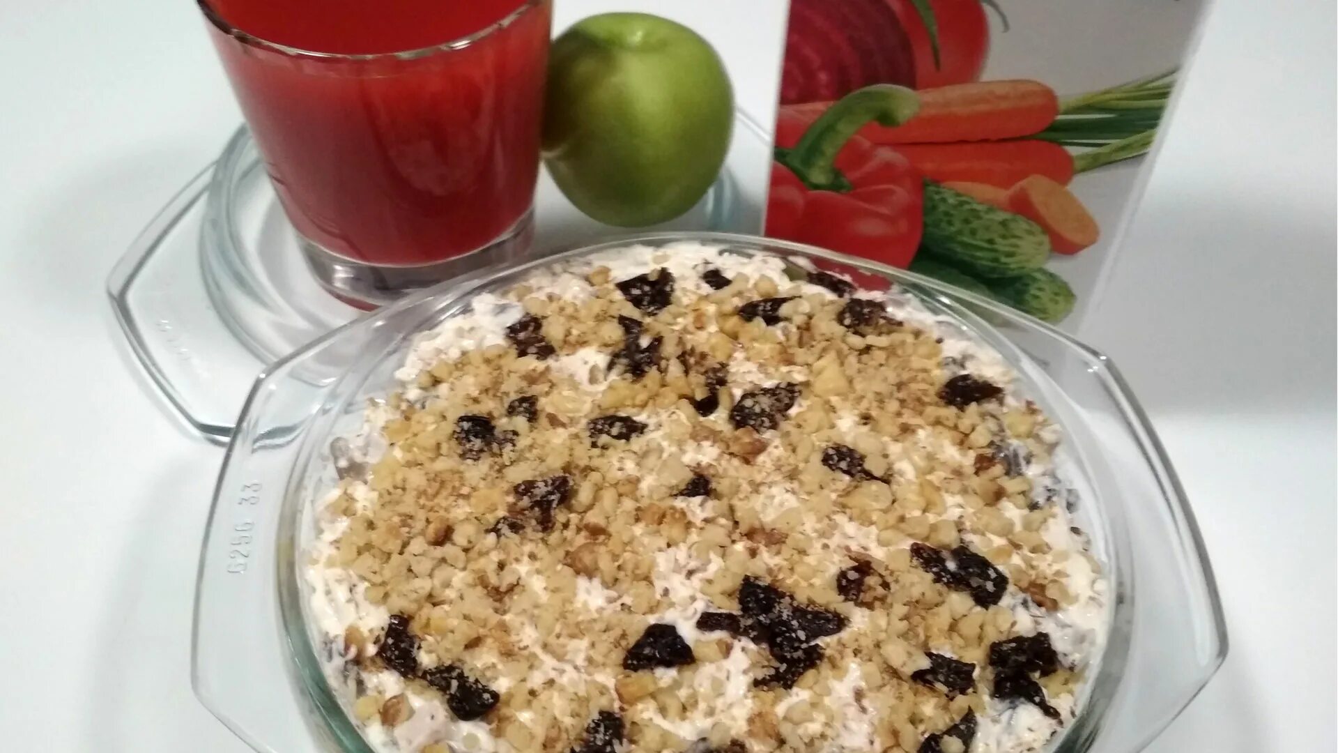 Салат с черносливом и курицей и грецкими орехами. Салат из чернослива и грецких орехов. Салат нежность с черносливом. Салат из чернослива с курицей и грецкими орехами. Грудка с черносливом и грецкими орехами