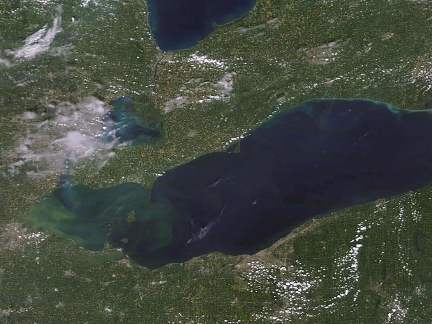 Глубина озера эри. Озеро Эри сверху. Озеро Эри площадь. Озеро Мичиган загрязнение. Канал озеро Эри Гудзон.