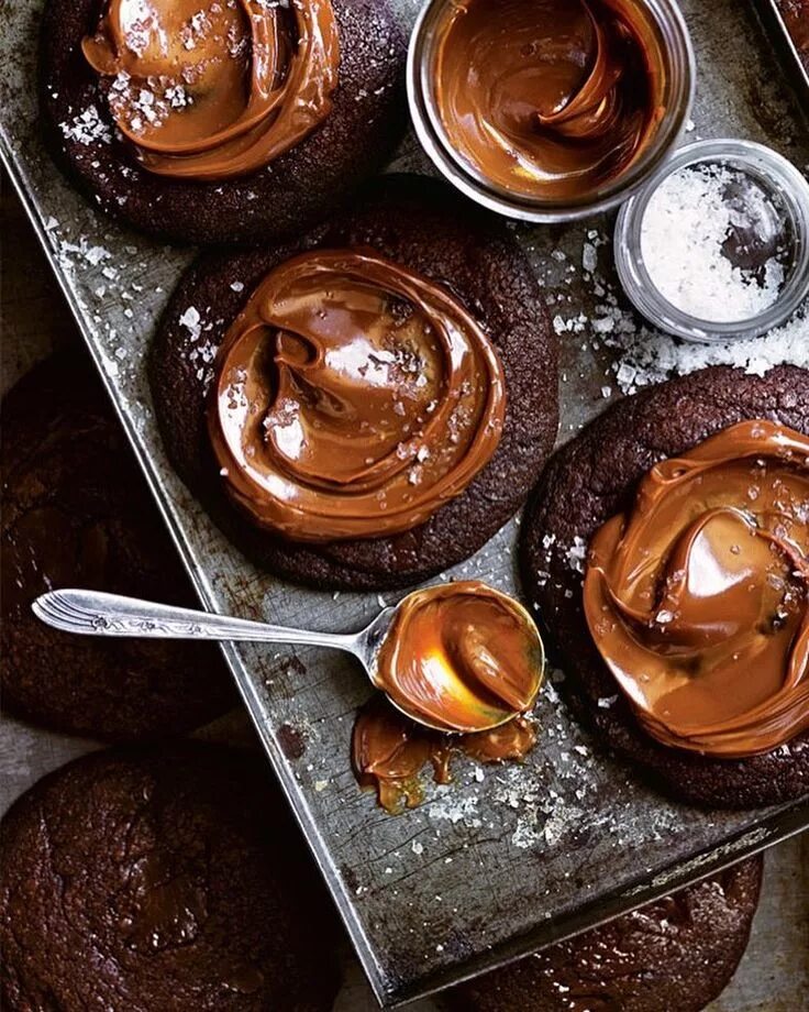 Карамелька рецепты. Шоколадная карамель. Карамельный шоколад. Шоколадно Карамельный десерт. Карамелизированный шоколад.