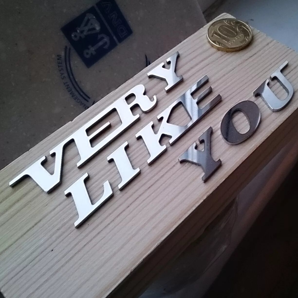 лазерное сверление отверстий. вырезка логотипа на металле. металлические буквы на дереве. металлические детали на лазере. резка букв из металла.