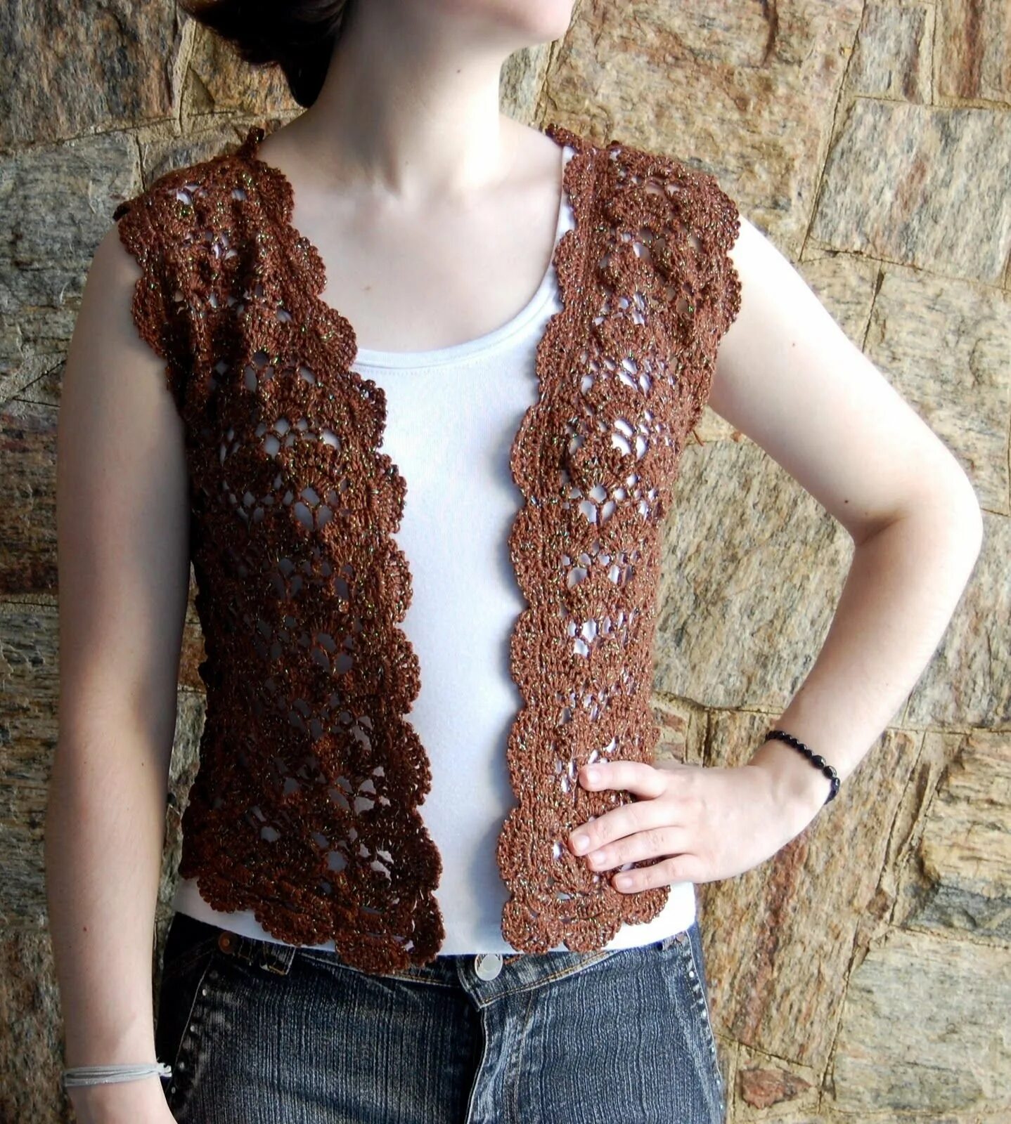 Ажурная жилетка. Горловина для безрукавки спицами. Обвязывание проймы жилета. Ажурный жилет крючком. Обвязать жилетку спицами.