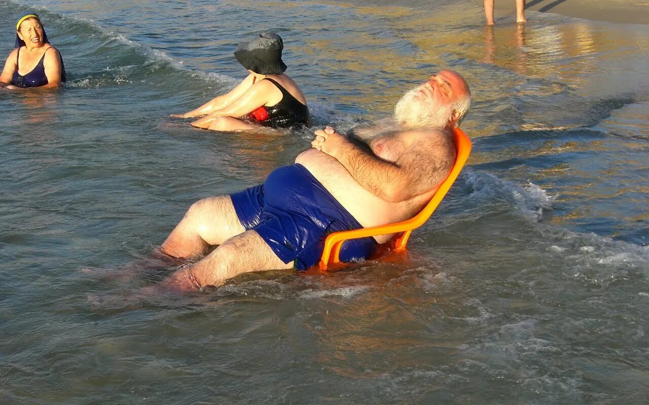 Дед купается. Отдыхающие на пляже смешные. Дед на море. Пляж смешно.