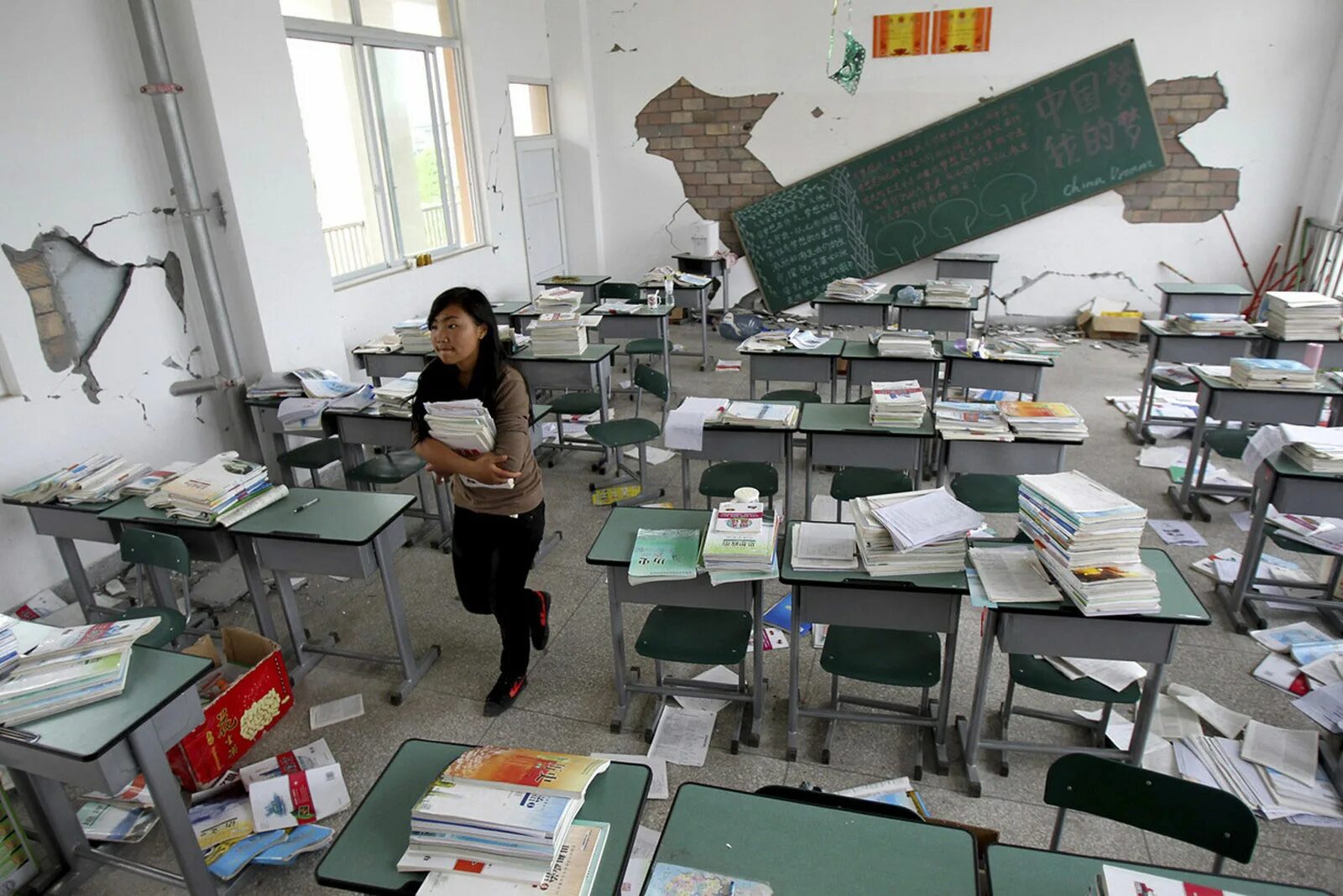 Школа землетрясение. Землетрясение в школе. Школа после землетрясений. Землетрясение внутри. Землетрясения в учебных заведениях.