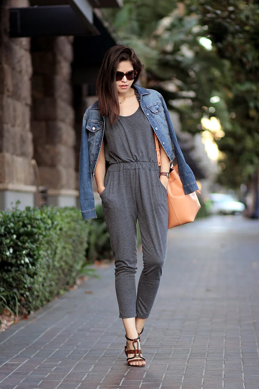 образы с комбинезоном женщине 40. звезды в джинсовых комбинезонах. поверх комбинезона. футболка поверх комбинезона. комбинезон с рубашкой сверху.