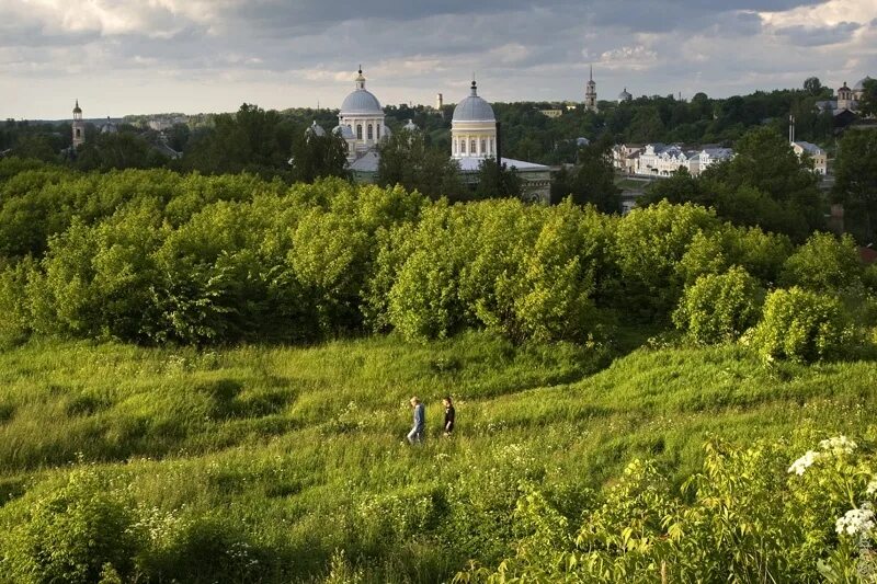 Открывающимся с холма на