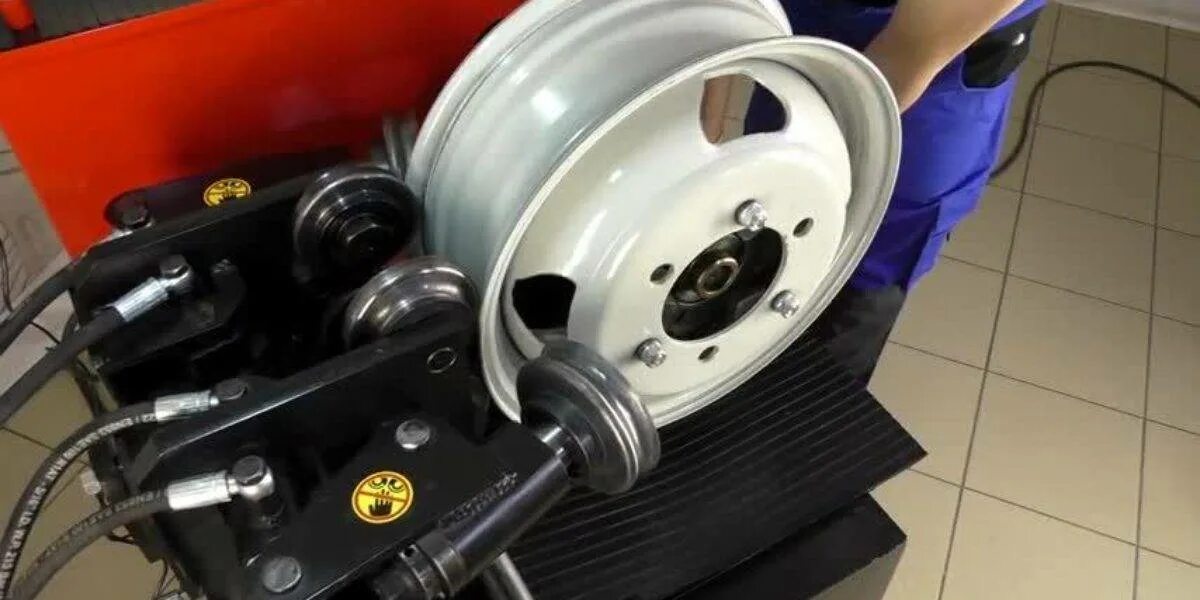 Прокатка дисков. Правка дисков 650x650. Прокатка штампованных дисков. Правка стальных дисков. Прокатка литых дисков сибек для металлических дисков.