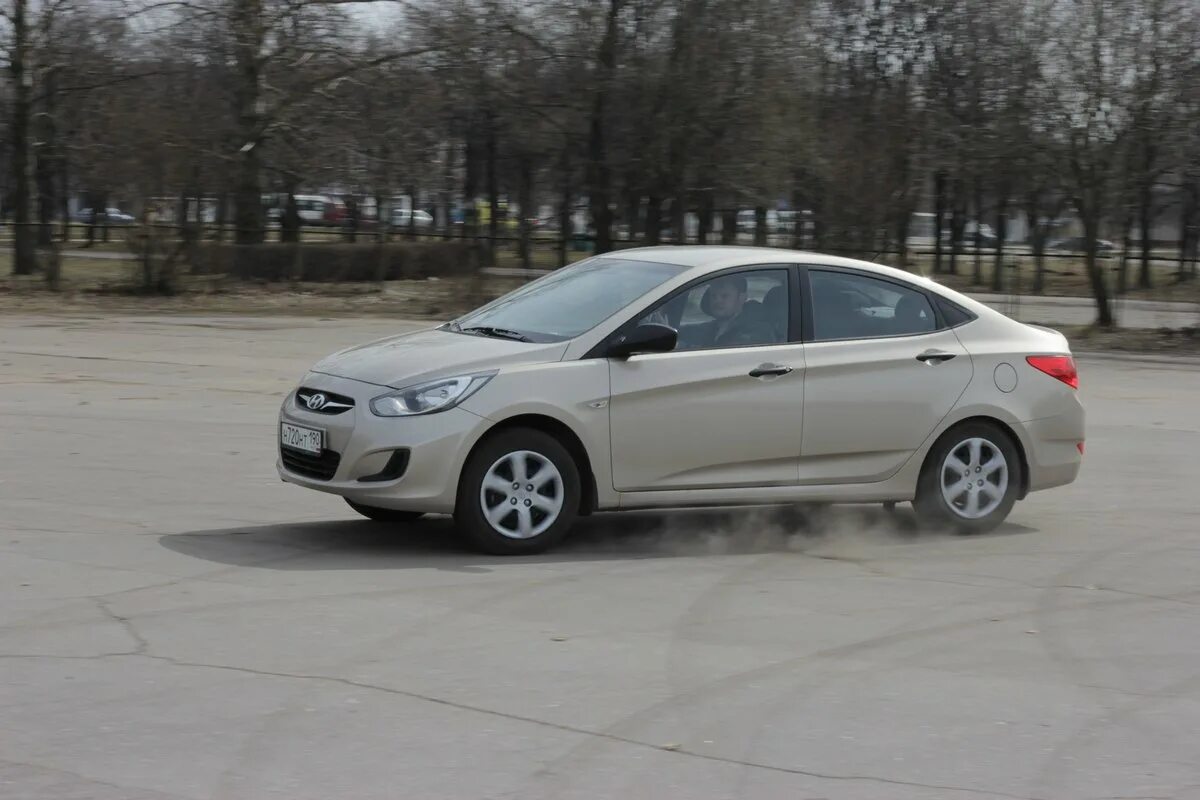 Весам хендай солярис. Hyundai Solaris a219tc69. Hyundai Solaris o652eh196. Хендай Солярис на дороге. Масса Соляриса 2010.