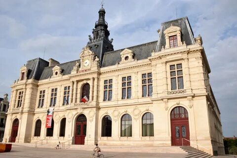 File:Hôtel de ville - Poitiers (3).JPG - Wikimedia Commons