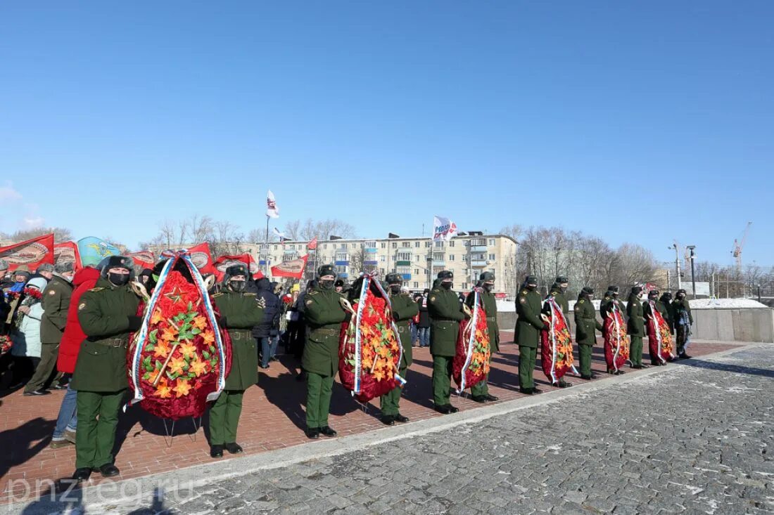 Победа 23 декабря. Вечный огонь Пенза. Защитники Отечества Пенза. Монумент воинской и трудовой славы Пенза. Монумент воинской и трудовой славы Пенза воин защитник.