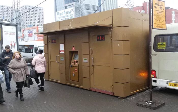 уличный городской туалет. туалеты в метро москвы. туалет около метро. туалет на станции метро семеновская. уличные туалеты в москве.