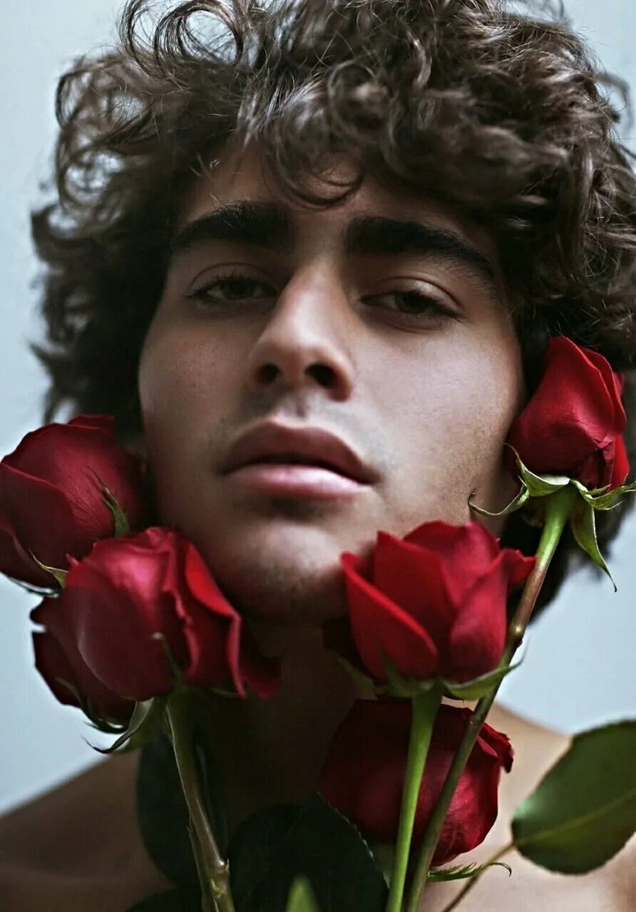 Цветы для мужчины. Мужчина с цветами. Алексей воробьев холостяк. Парень с розой. Мужчина с цветами.