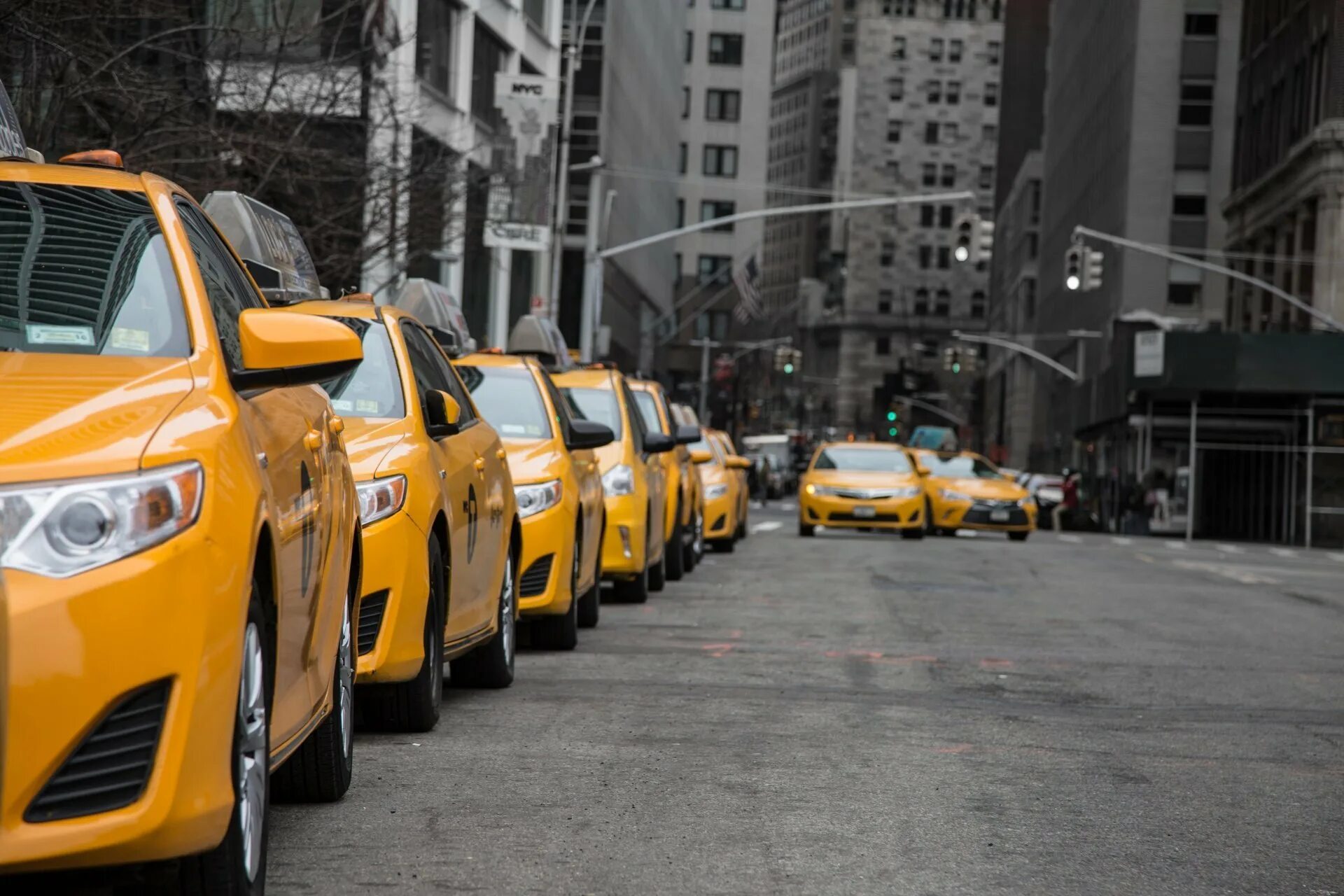 Заказать машину заранее такси. Машина "такси". Желтое такси. Автомобиль «такси». Желтый автомобиль.