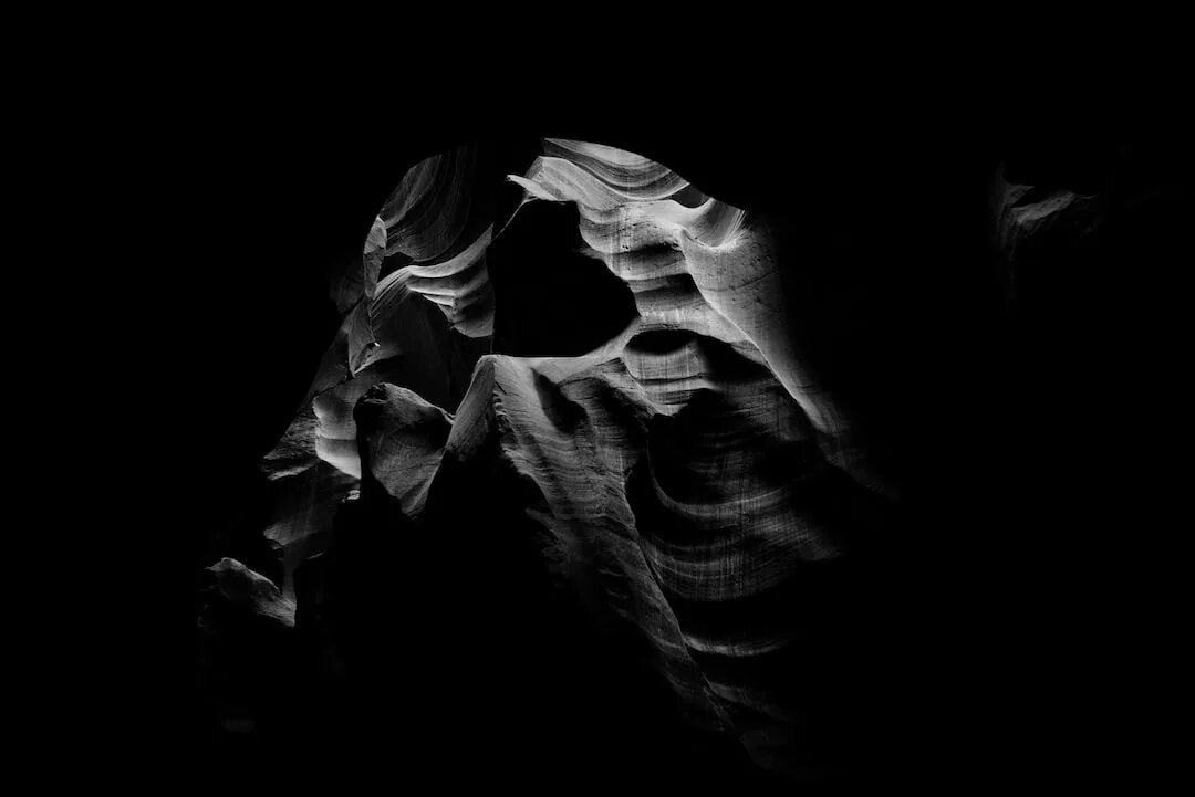 Эстетика черного. Красивые черные розы. Подборка черного цвета. Тёмный фон с надписями. Хочу черную тему.