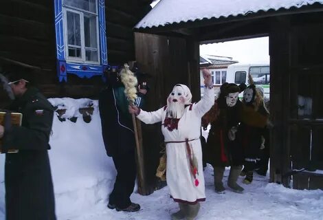 Фигур ряженых с мазанными сажей лицами