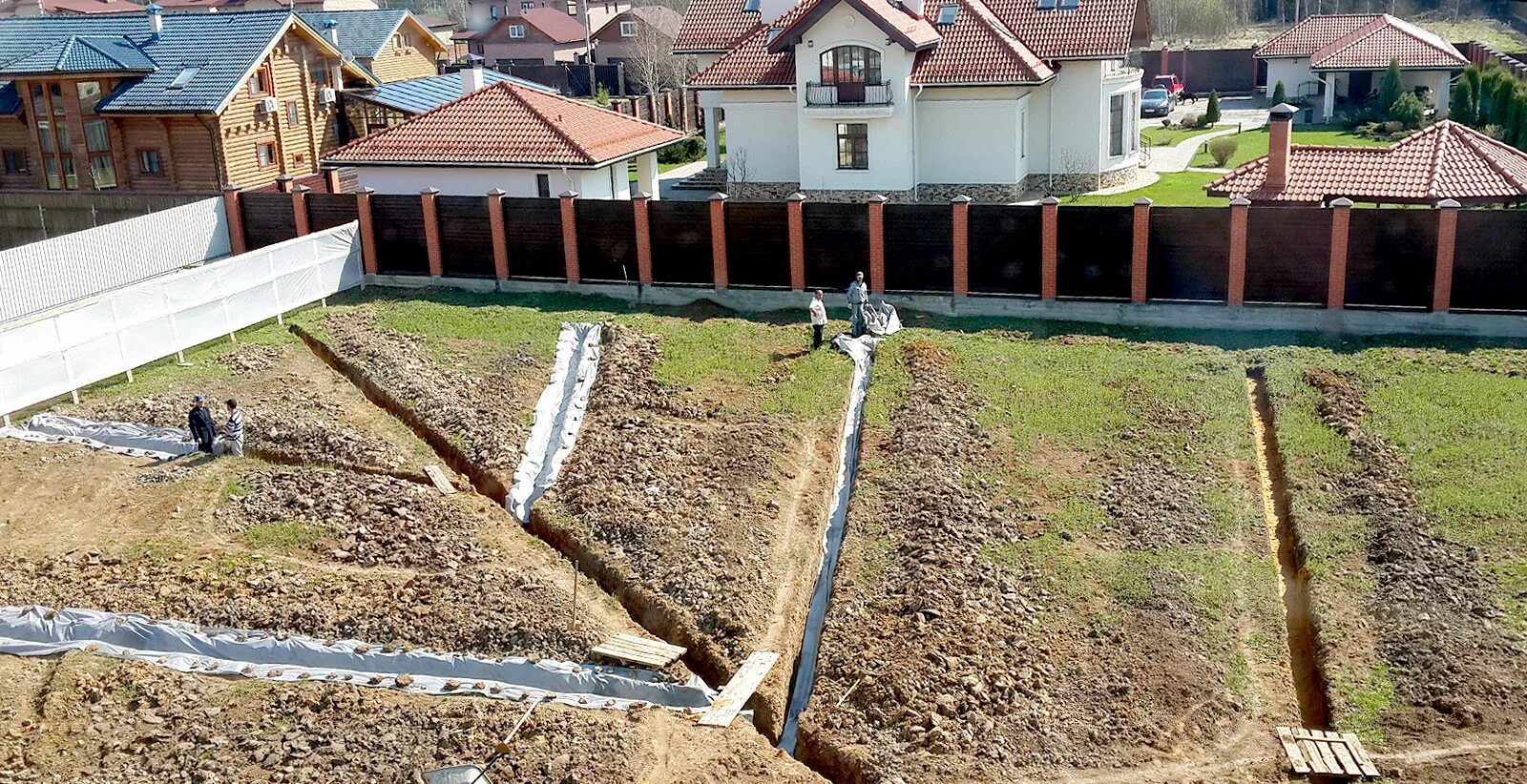 Дренаж участка московская область. Водоотвод на участке. Дренаж участка под ключ. Дренаж участка под ключ. Дренажная система водоотведения грунтовых вод.