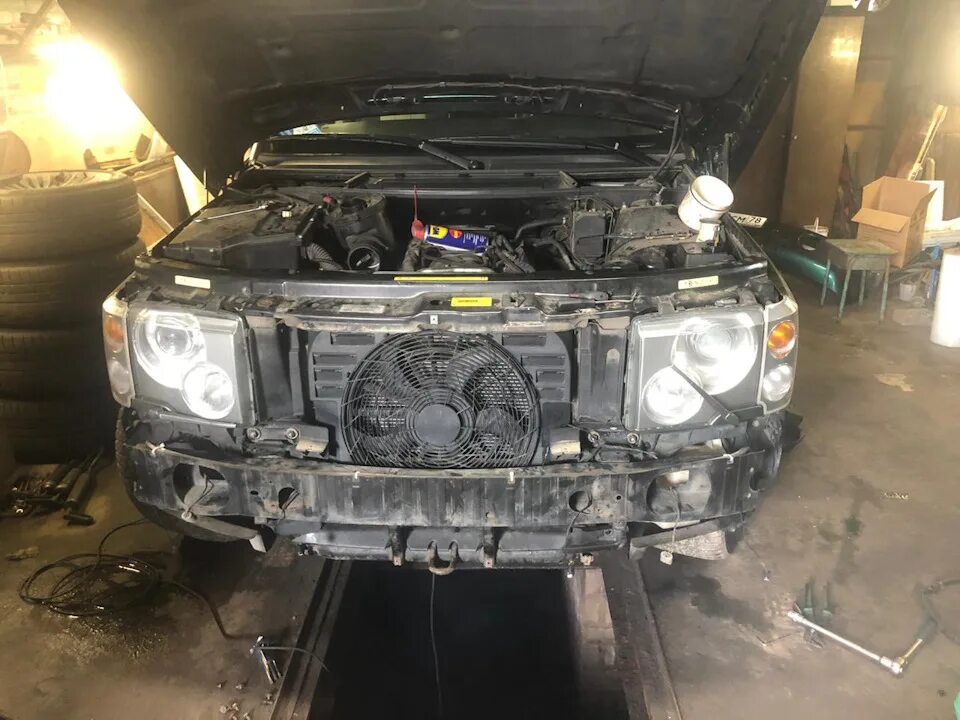 Снять бампер рендж ровер. Радиатор рендж ровер 322 м62. радиатор на range rover sport 2015 год. замена радиатора range rover 4.2. ровер 3 без бампера.