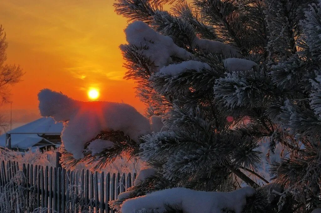 2 декабря вечером. Декабрьский вечер. Восход солнца зимой гиф. Декабрьский вечер картинки. Берестов декабрьский снег.