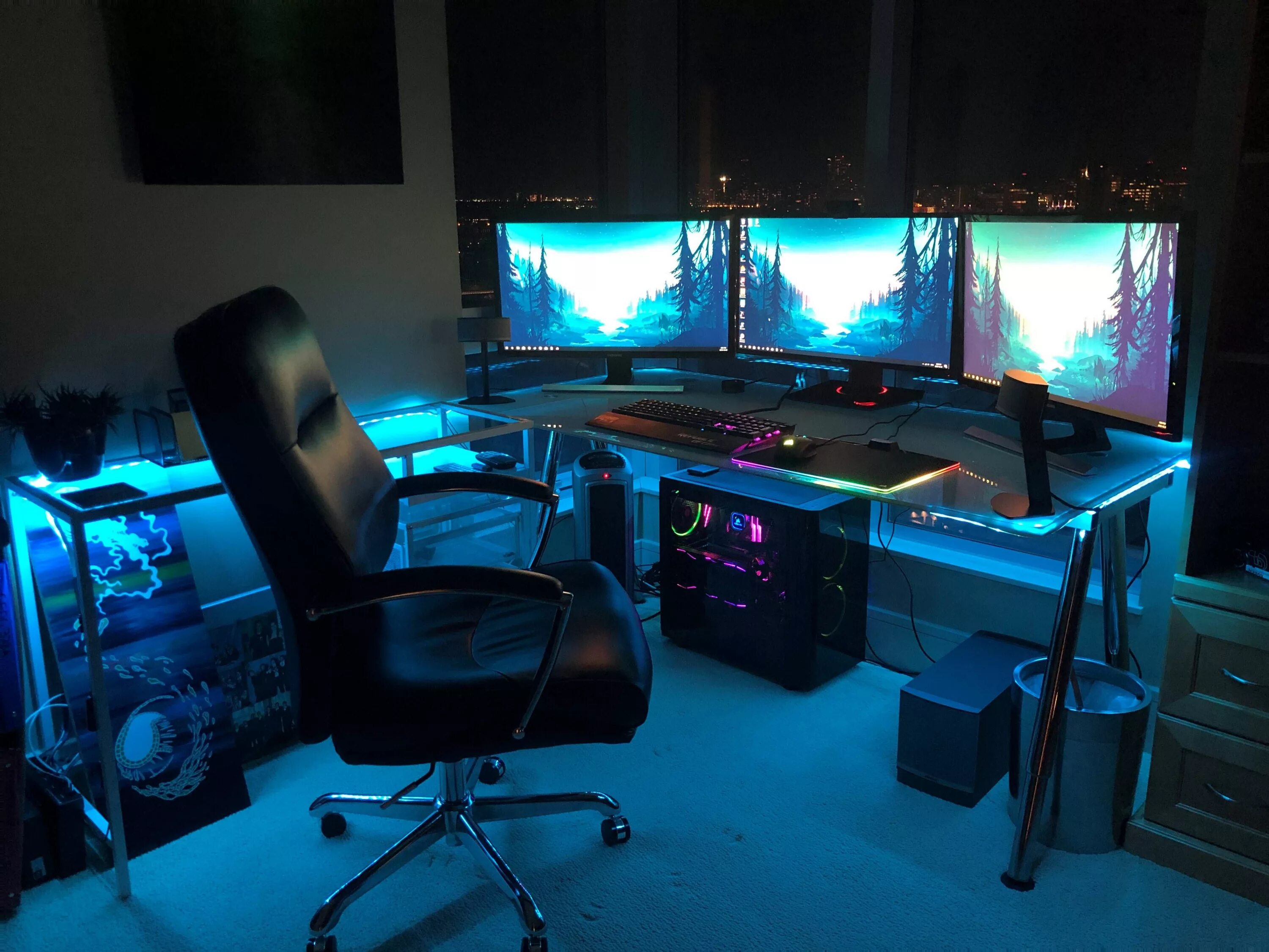 Игровой сетап геймера икеа. Красивые компьютерные комнаты. Игровая комната компьютерная. Игровая комната геймерская.