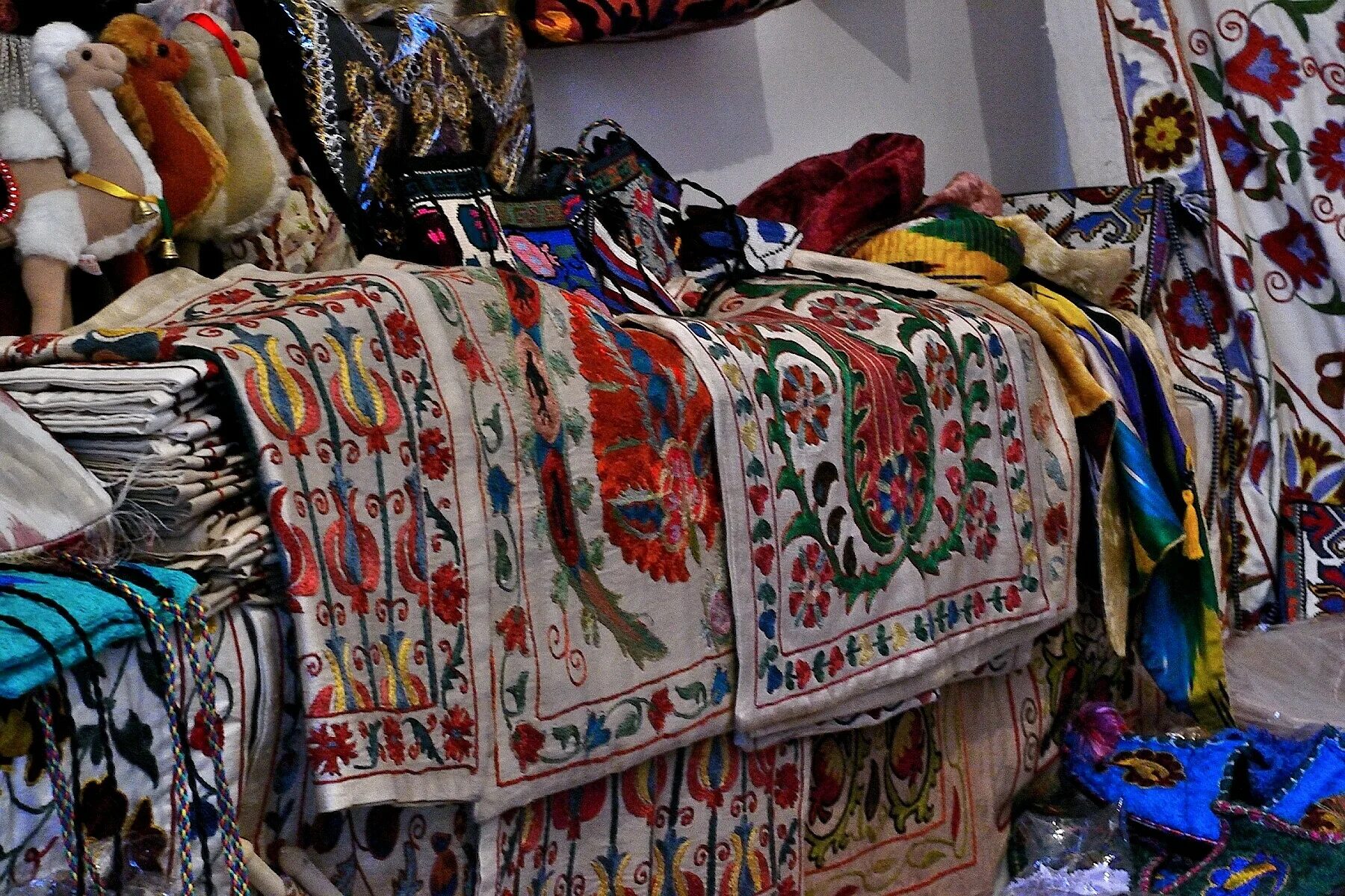 Самый дешевый узбекистан. Сиаб базар в самарканде. Россия узбекистан авиабилеты. Узбекистан рынок тюбетейки. Сувениры узбекистана тюбетейка.