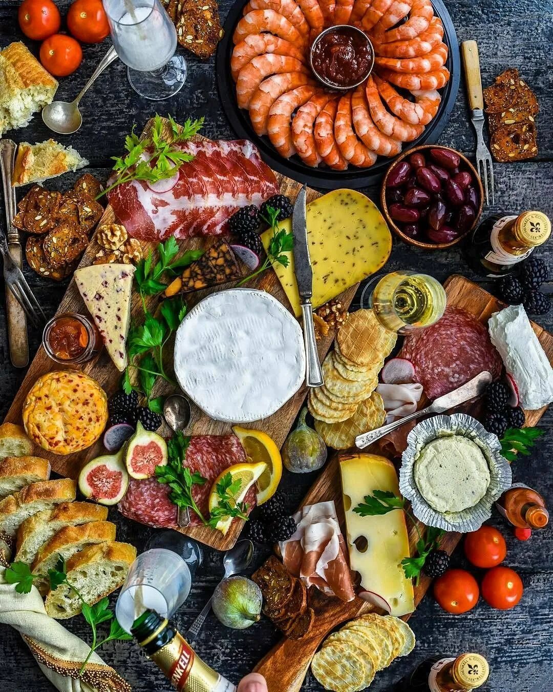 Покажи много много еды. Куча еды. Покажи много много еды. Много продуктов на столе. Куча еды.