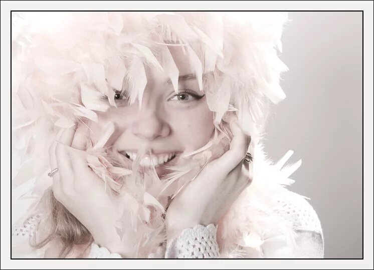 перышко. костюм из перьев. человек в перьях. костюм чудо в перьях. дело в перьях.