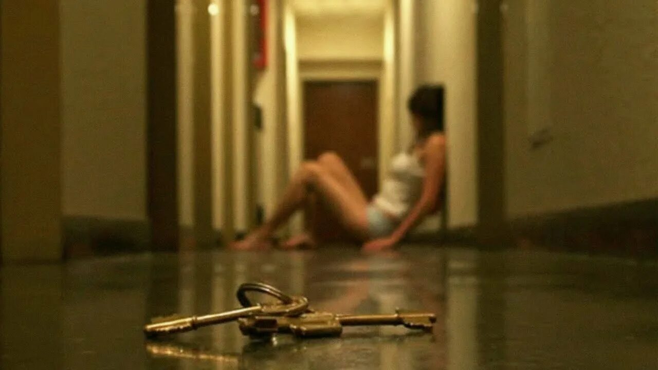 Парень выгнал девушку. Парень выгнал девушку. Мужчина догоняет женщину. Женщина в доме с молодым. Мужчина и женщина развод.