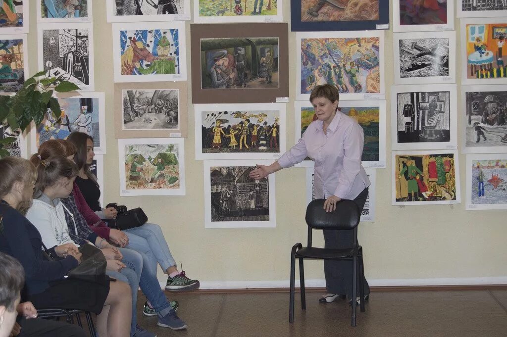 директор выставочного зала