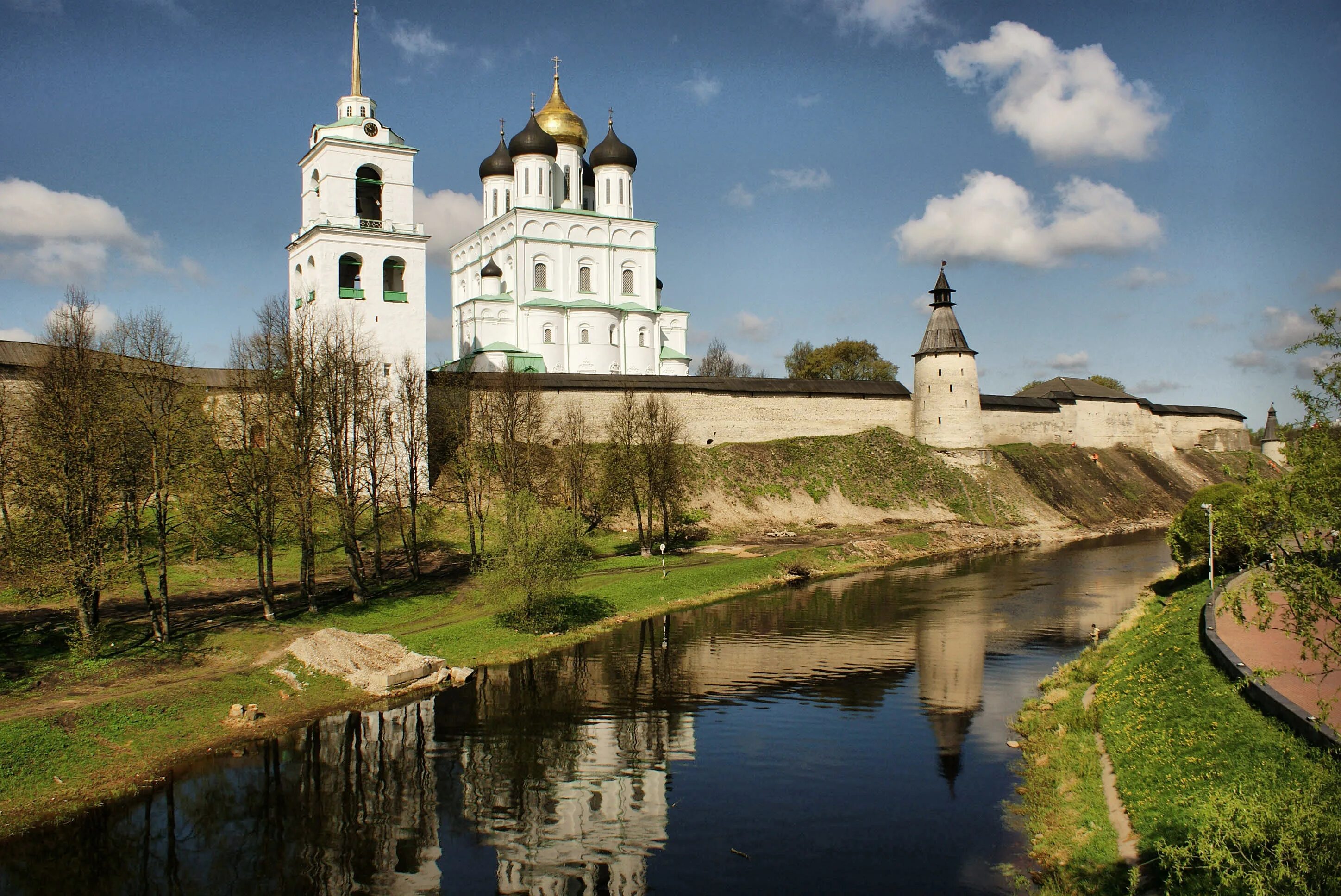 Какой город под псковом. Псков Кремль. Псковский Кремль кром кратко. Псков Ленинградская область. Псковский Кремль кром вид сверху.